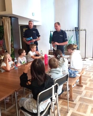 Dzieci podczas prelekcji z policjantami na półkoloni