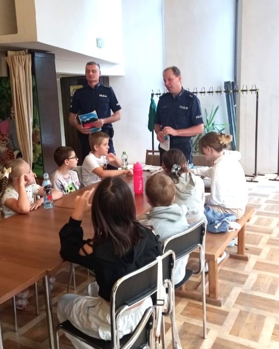 Dzieci podczas prelekcji z policjantami na półkoloni