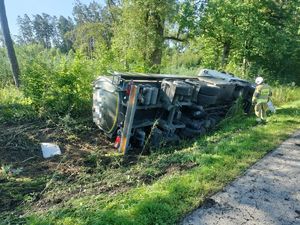 Samochód ciężarowy marki Scania przewrócony na bok