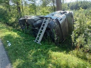 Samochód ciężarowy marki Scania przewrócony na bok
