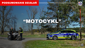 Policjanci podczas kontroli motocyklisty