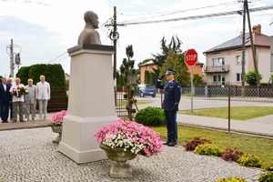 Złożenie kwiatów pod pomnikiem gen. Antoniego Chruściela – dowódcy Powstania Warszawskiego.