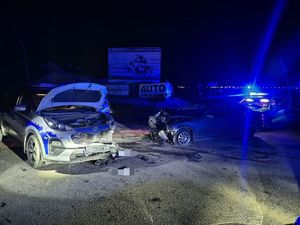 Miejsce zdarzenia i uszkodzenia dwóch radiowozów oraz pojazdu bmw