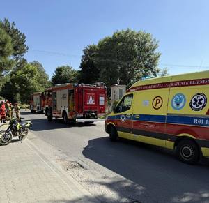 Miejsce zdarzenia drogowego motorower, karetka pogłowia oraz dwie straże pożarne