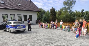 Dzieciaki z przedszkola ze sprzętem policyjnym