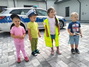 Dzieciaki z przedszkola ze sprzętem policyjnym