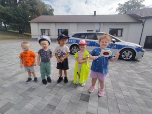 Dzieciaki z przedszkola ze sprzętem policyjnym