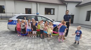 Wspólne zdjęcie z policjantkami