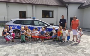Wspólne zdjęcie z policjantkami