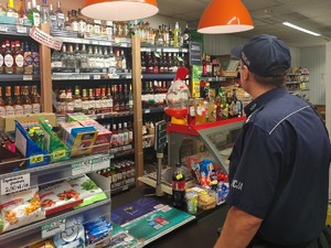 Dzielnicowy w sklepie realizuje działania Alkohol - ograniczona dostępność.