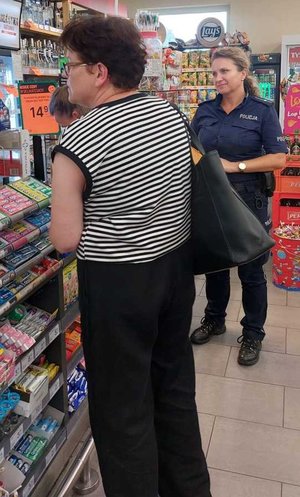 dzielnicowa wraz z członkami gminnej komisji sprawdza placówkę handlową