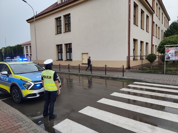 Przeworscy Policjanci dbają o bezpieczeństwo w rejonie szkoły