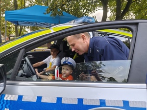 przeworscy policjanci biorą udział w Pikniku Rodzinnym