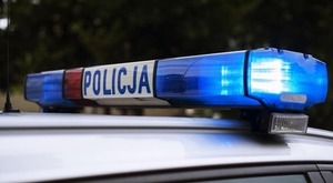 Radiowóz z włączonymi światłami błyskowymi