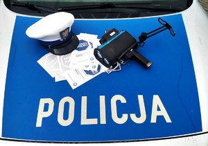Policjanci podczas działań rozdają naklejki i broszury dotyczące akcji Mistrzu zwolnij