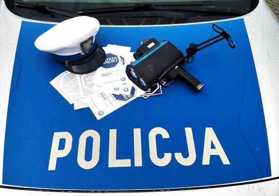 Policjanci podczas działań rozdają naklejki i broszury dotyczące akcji Mistrzu zwolnij