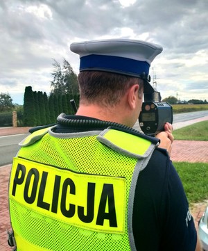 Policjanci podczas działań rozdają naklejki i broszury dotyczące akcji Mistrzu zwolnij