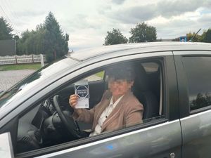 Policjanci podczas działań rozdają naklejki i broszury dotyczące akcji Mistrzu zwolnij