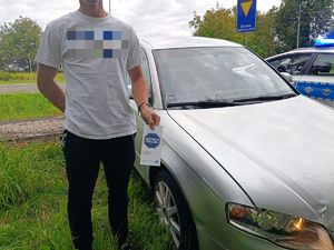 Policjanci podczas działań rozdają naklejki i broszury dotyczące akcji Mistrzu zwolnij