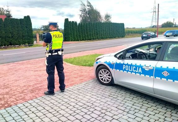Policjant z fotoradarem