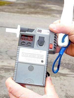 Alco sensor trzymany w ręce policjanta