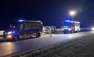 Miejsce zdarzenia drogowego karetka pogotowia i straż pożarna
