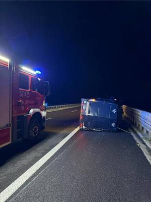Miejsce zdarzenia drogowego karetka pogotowia i straż pożarna