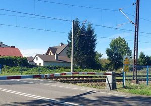 Miejsce zdarzenia drogowego i uszkodzony motorower