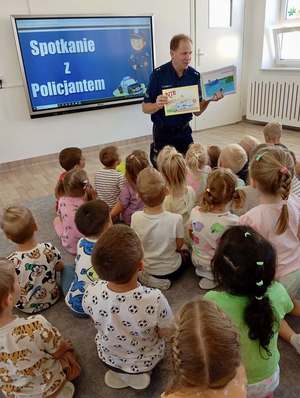 Dzieci podczas prelekcji z policjantem