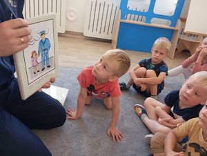 Dzieci podczas prelekcji z policjantem