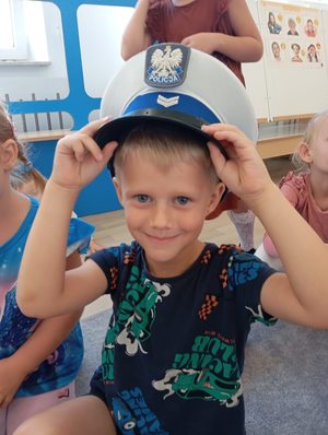 Dzieci podczas prelekcji z policjantem