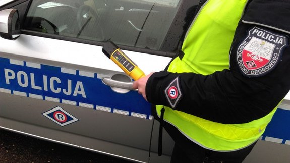 Policjant trzyma w ręce alco sensor