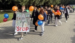 Policjanci uczestniczą w marszu przeciwko krzywdzeniu dzieci