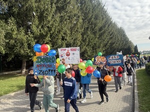 Policjanci uczestniczą w marszu przeciwko krzywdzeniu dzieci