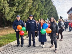 Policjanci uczestniczą w marszu przeciwko krzywdzeniu dzieci