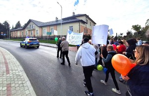 Policjanci uczestniczą w marszu przeciwko krzywdzeniu dzieci