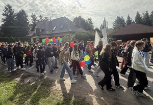 Policjanci uczestniczą w marszu przeciwko krzywdzeniu dzieci
