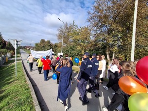 Policjanci uczestniczą w marszu przeciwko krzywdzeniu dzieci