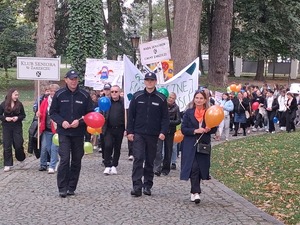 Policjanci uczestniczą w marszu przeciwko krzywdzeniu dzieci