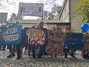 Policjanci uczestniczą w marszu przeciwko krzywdzeniu dzieci