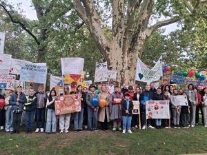 Policjanci uczestniczą w marszu przeciwko krzywdzeniu dzieci
