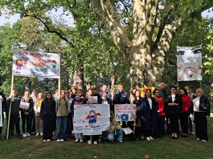 Policjanci uczestniczą w marszu przeciwko krzywdzeniu dzieci