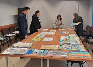 Komisja konkursowa wybiera najlepsze prace plastyczne
