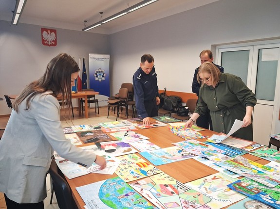 Komisja konkursowa wybiera najlepsze prace plastyczne