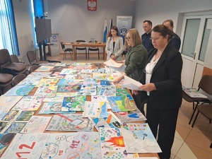 Komisja konkursowa wybiera najlepsze prace plastyczne