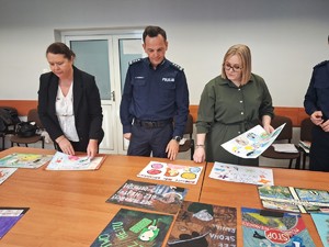 Komisja konkursowa wybiera najlepsze prace plastyczne