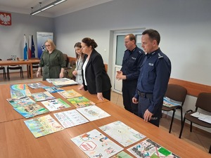 Komisja konkursowa wybiera najlepsze prace plastyczne