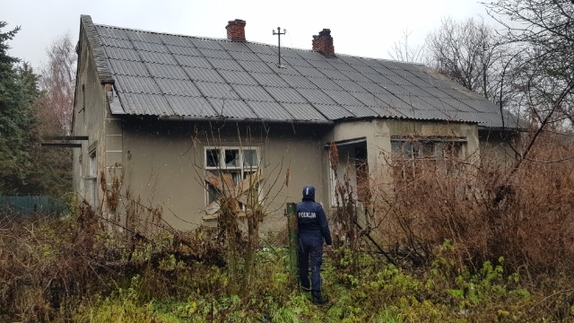 Policjanci sprawdzają pustostany
