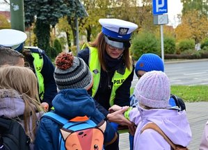 Policjantki rozdaj a dzieciom odblaski