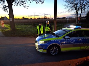 Policjanci rozdają odblaski